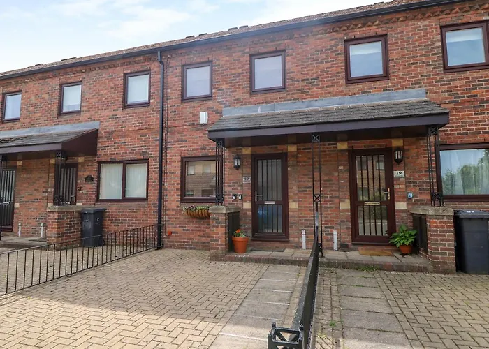 17 Fewster Way