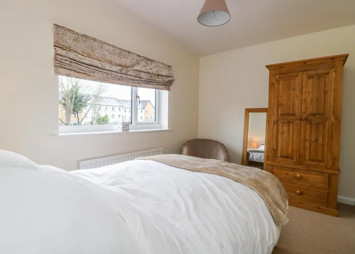 17 Fewster Way