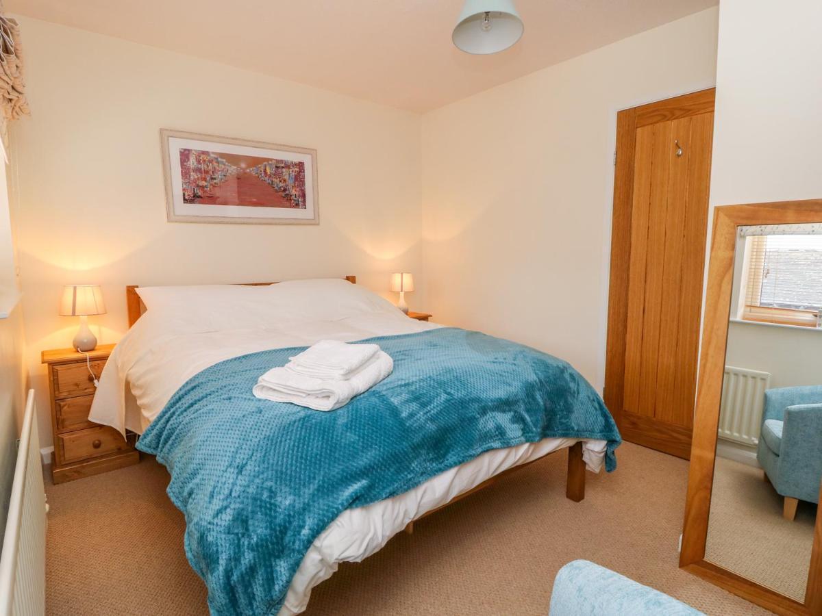 17 Fewster Way * York